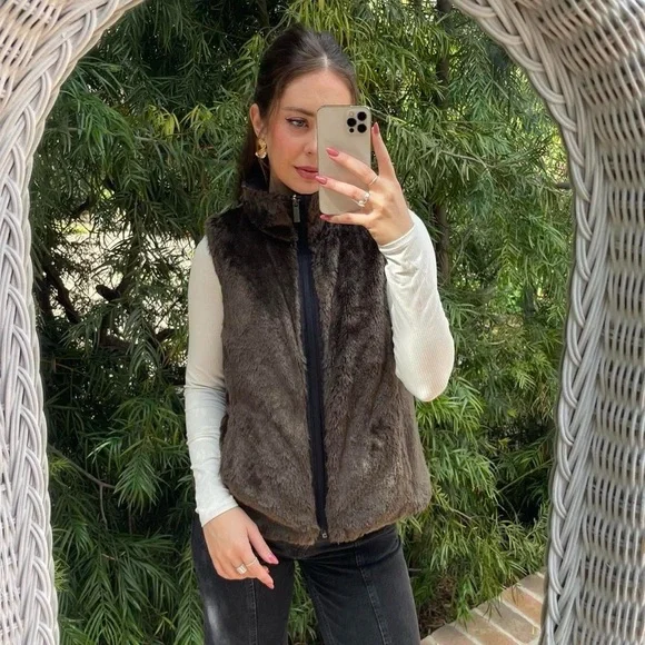 Reversible Faux fur black vest women’s size medium - Picture 1 of 6